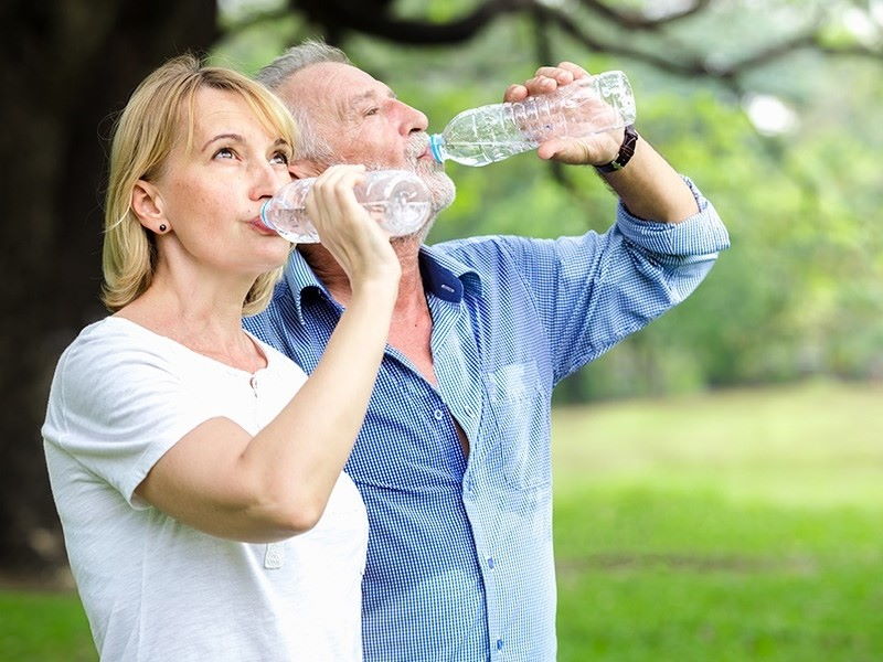 Adultos mayores bebiendo agua
