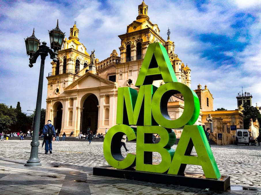 Catedral de Córdoba Catedral de Córdoba con cartel 3D de Amo CBA