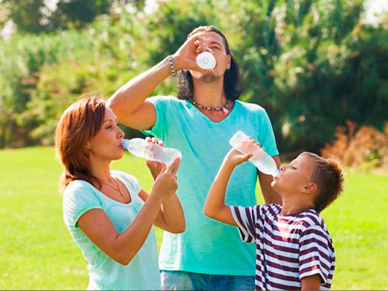 Familia bebiendo botellas de agua