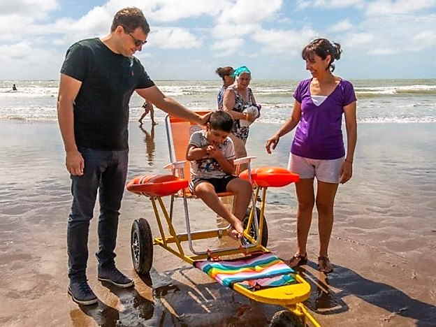Niño en silla anfibia acompañado de sus padres Niño en silla anfibia acompañado de sus padres