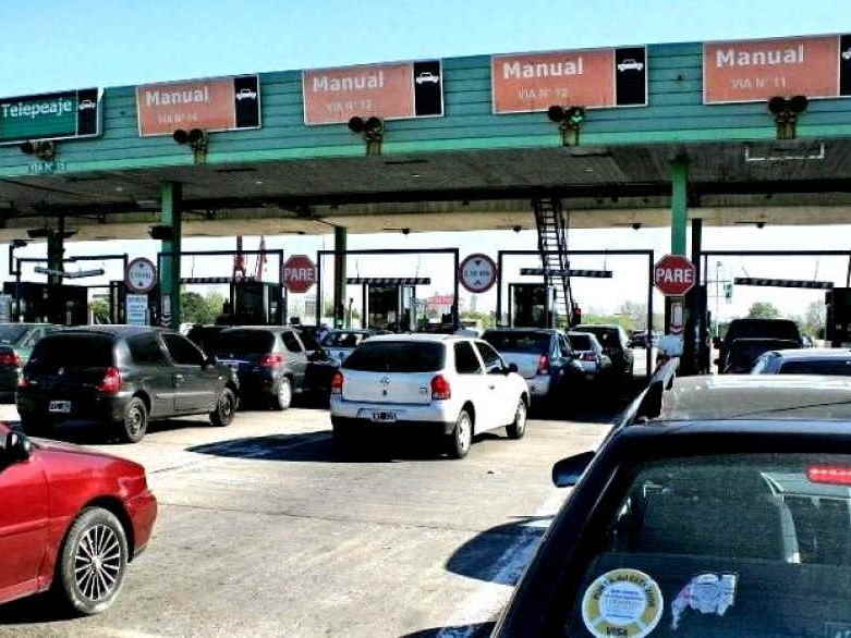 fila de autos en peajes