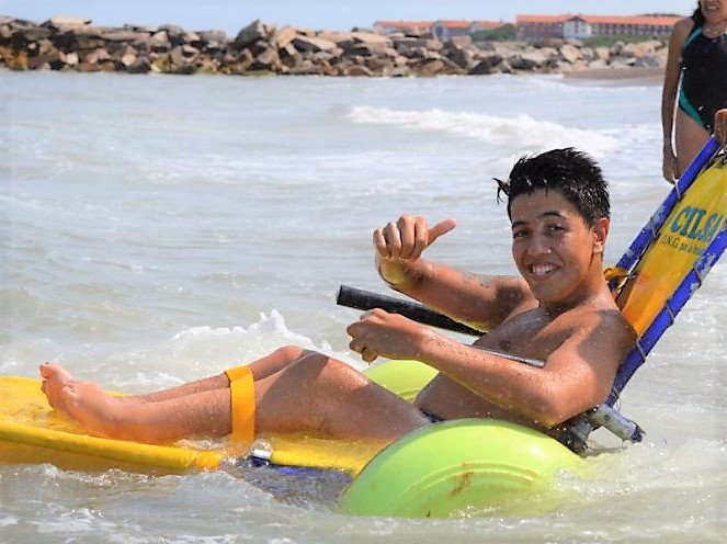 Joven en silla de ruedas anfibia Joven en silla de ruedas anfibia